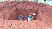Pantauan detikcom di Taman Makam Islam Malaka, Pesanggrahan Jakarta Selatan, Jumat (5/11/2021) para penggali kubur masih mengerjakan pemakaman Vanessa Angel dan Bibi. Foto: Pingkan/detikHOT