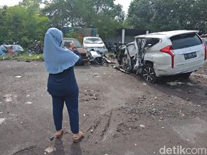 Mobil Vanessa Angel di Jombang Jadi Tontonan dan Objek Foto Warga