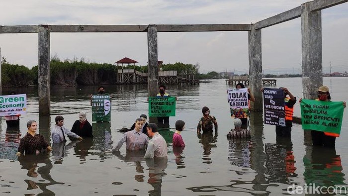 Walhi Jateng tenggelamkan 10 pejabat sebagai bentuk protes perubahan iklim