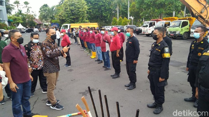 Pemkot Surabaya mengirim bantuan alat berat ke Kota Batu. Itu untuk membersihkan material banjir bandang.