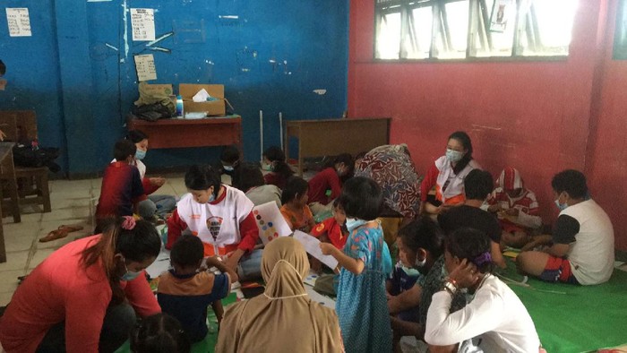 Warga mengungsi akibat banjir di Melawi Kalbar