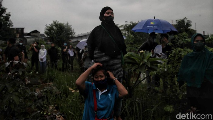 Warga Ramai-ramai Saksikan Prosesi Pemakaman Vanessa Angel dan Bibi Sejumlah warga berdatangan ke Taman Makam Islami Malaka untuk menyaksikan prosesi pemakaman Vanessa Angel dan Bibi Ardiansyah. Ini potretnya.