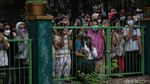 Warga Ramai-ramai Saksikan Prosesi Pemakaman Vanessa Angel dan Bibi