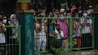 Keduanya pun kemudian dimakamkan di Taman Makam Islami Malaka, kawasan Pesanggrahan, Jakarta. Kedua jenazah diketahui dimakamkan pada satu liang lahad yang sama.