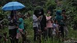 Warga Ramai-ramai Saksikan Prosesi Pemakaman Vanessa Angel dan Bibi