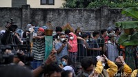 Warga berdatangan ke Taman Makam Islami Malaka untuk menyaksikan prosesi pemakaman Vanessa Angel dan sang suami Bibi Ardiansyah, Jakarta, Jumat (5/11/2021).