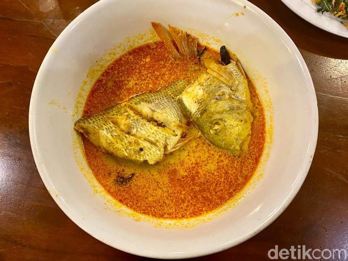 Warung apung mak lika Nyam! Asam Pedas Gulai Ikan Kakap Putih di Warung Apung Mak Lika