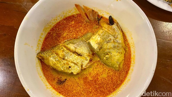 Sluurp! Gurih Berempah Gulai Ikan Kakap di Warung Apung Mak Lika