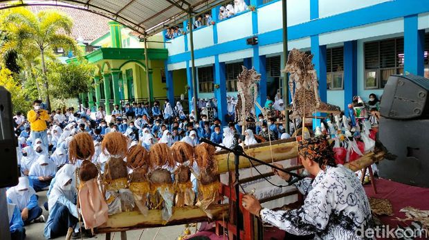 Momen Hari Wayang Nasional yang jatuh pada 7 November nanti disambut meriah para pelajar di SMP Negeri 1 Majalengka. Mereka membuat wayang dengan menggunakan paralon dan menggelar pentas wayang dengan tujuan melestarikan warisan budaya dunia itu.
