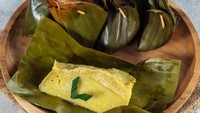 Dari Makassar ada camilan pisang yang sayang dilewatkan. Namanya barongko pisang yang dicampur dengan santan, telur, dan dibungkus daun pisang. Aromanya harum, teksturnya lembut, dan rasanya nikmat. Ini resep barongko pisang khas Makassar. Foto: iStock 