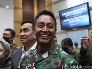 Hujan-hujanan! Komisi I DPR Sambangi Kediaman Calon Panglima TNI