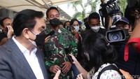 Diserbu wartawan, Andika seperti biasa terlihat sangat semringah.