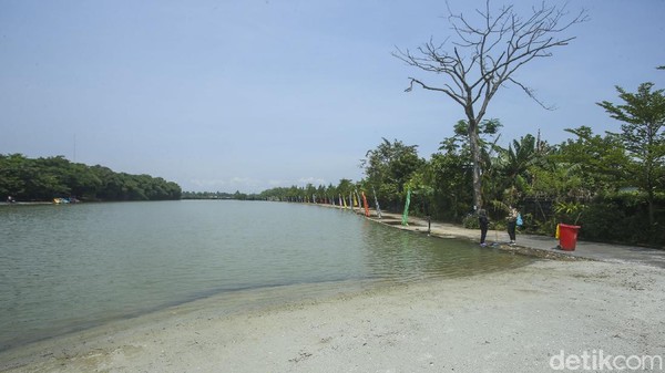 Pantai Wana Griya merupakan pantai buatan yang hits di Bogor, sebelum menjadi pantai tempat ini adalah empang lele.