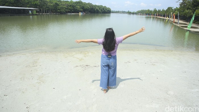 Pantai Wana Griya merupakan pantai buatan yang hits di Bogor, sebelum menjadi pantai tempat ini adalah empang lele.