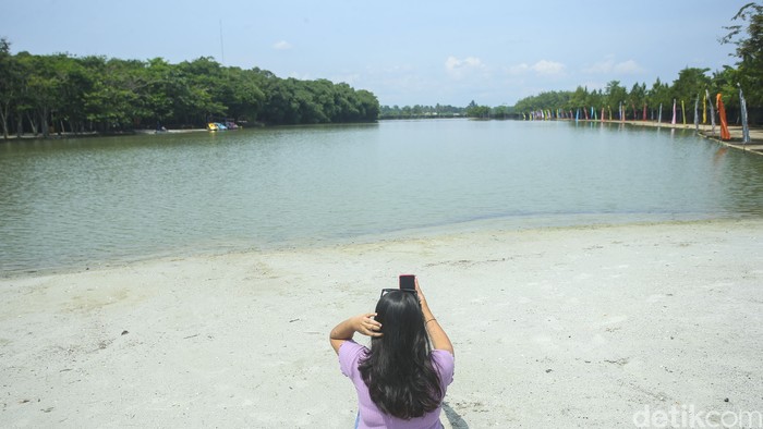 Pantai Wana Griya merupakan pantai buatan yang hits di Bogor, sebelum menjadi pantai tempat ini adalah empang lele.