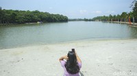 Warga bermain di Pantai Wana Griya, Cogreg, Bogor, Kamis (4/11/2021).