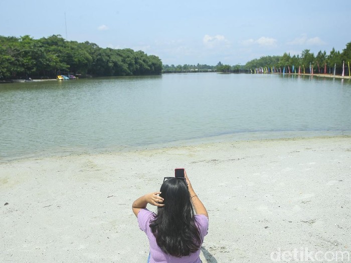 Pantai Wana Griya merupakan pantai buatan yang hits di Bogor, sebelum menjadi pantai tempat ini adalah empang lele.