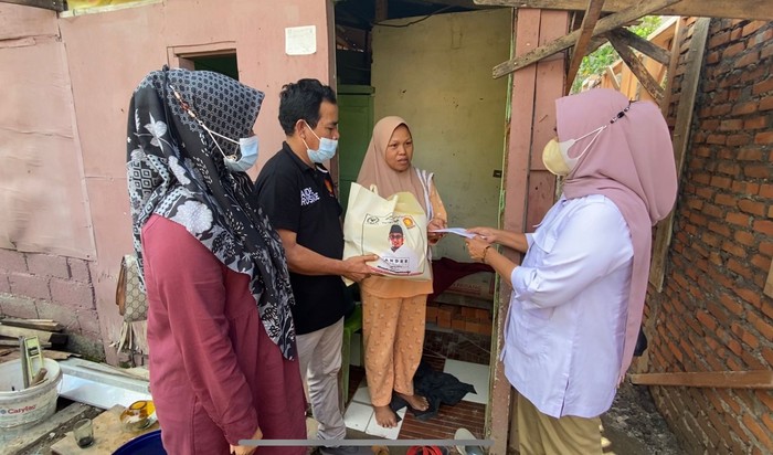 Andre Rosiade Beri Bantuan Uang Tunai & Sembako ke Penjual Gorengan