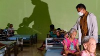 Pendampingan dan perawatan lansia juga sangat diperlukan. Maka dari itu, beberapa ruangan memiliki berderet-deret ranjang untuk golongan lansia yang dalam pengawasan ekstra.