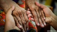 Belakangan viral di media sosial terkait ketiga anak yang menitipkan ibu Trimah ke panti jompo di Malang, Jawa Timur. Kejadian itu lantas membuat ketiga anaknya dihujat dan dicap durhaka oleh netizen. Beginilah gambaran fenomena kehidupan lansia di panti jompo atau Panti Wreda.
