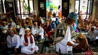 Sementara untuk lansia yang muslim pun tetap bisa mengikuti kegiatan keagamaan seperti pengajian atau mengikuti peringatan maulid Nabi Muhammad yang digelar beberapa waktu lalu.