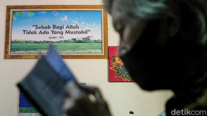 Dahulu mereka memiliki kehidupan yang berbeda-beda. Kini harus bernasib sama dan menjalani sisa hidup usia senja di Panti Werdha. Beginilah potretnya.