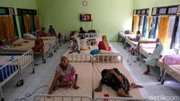 Panti Sosial Tresna Werdha Budi Mulia 3 di Jl Margaguna, Jakarta Selatan, menampung sebanyak 285 warga binaan sosial berusia lanjut dengan latar belakang yang berbeda-beda.