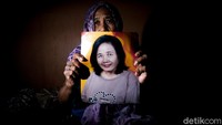 Beda kisahnya dengan Herni (69), yang masuk panti wreda karena hidup sebatang kara. Tetapi ia mengaku lebih baik tinggal di panti karena masih ada yang mengurusnya.