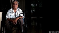 Memang tak bisa dipungkiri, ada juga penyebab lansia masuk panti wreda ini karena dia diterlantarkan keluarga. Biasanya mereka sudah tak sanggup dan tak bisa mengurus, sampai akhirnya mereka luntang-lantung di jalanan sebagai tunawisma.