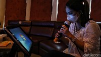 Bahkan kapasitas room karaoke hanya boleh 8 orang saja saat masa pandemi.
