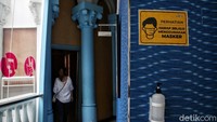 Bahkan mic menyanyi pun dilapisi kain dan diganti secara berkala. 
