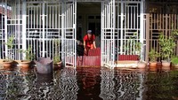 Banjir rob kembali menggenangi sebagian kota Dumai setelah sebelumnya dilanda banjir akibat hujan deras.