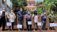 Selain memberdayakan para petani, Jamkrindo juga memfasilitasi pendirian rumah sampah Salarea. Adapun rintisan bank sampah ini telah hadir di tiga lokasi, yakni Cikoang dan Loji di Kecamatan Cibatu, serta Pasir Waru, Kecamatan Limbangan. Bersama dengan Salarea Foundation, PT Jamkrindo juga melakukan program rintisan rumah semaiyang berfungsi untuk pembibitan stroberi, kopi, dan tanaman konservasi, yakni kelapa dan bambu. 