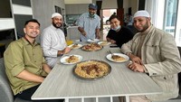 Yang paling sering adalah momen kulinernya bersama Raffi Ahmad. Begini momennya saat makan nasi biryani suguhan dari almarhum Syekh Ali Jaber. Foto: Instagram @bilsky16