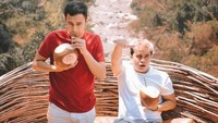 Nah kalo yang satu ini adalah momennya bersama Raffi Ahmad saat menikmati air kelapa langsung dari batoknya. Antara Raffi dan Billy memang memiliki kedekatan tersendiri. Foto: Instagram @bilsky16
