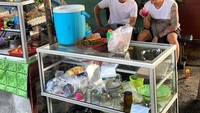Bang Billy juga dikenal sebagai sosok yang sederhana. Ia bahkan tak gengsi saat makan di warung tenda kaki lima seperti saat bersama Vicky Nitinegoro. Foto: Instagram @bilsky16