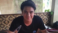 Terakhir ini adalah momen Bang Billy kala mendapat kejutan berupa kue ulang tahun. Kuenya berukuran besar dengan varian rasa cokelat. Foto: Instagram @bilsky16