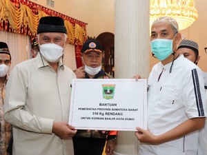 Gubernur Sumbar Bantu Korban Banjir Dumai Selatan