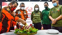 Ketua Majelis Pimpinan Cabang (MPC) Pemuda Pancasila, Jakarta Selatan, Yedidiah Soerjosoemarno memotong tumpeng sebagai bentuk simbolis dibuknaya acara Donor Darah yang digelar di Mampang, Jakarta Selatan, Sabtu (6/11/2021).