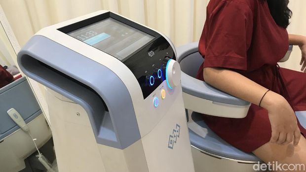 Emsella Chair, treatment yang diklaim bisa 'mengembalikan keperawanan' alias mengencangkan otot area kewanitaan.