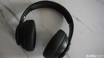 Meski namanya headset gaming, desainnya tidak terlalu mencolok sebagai headset untuk nge-game. Tampilannya simpel sehingga headset ini bisa digunakan untuk aktivitas apapun tanpa risih karena headset yang terlalu mencolok. Foto: Rachmatunnisa