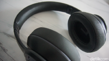 Earcup bagian dalam menggunakan busa empuk berlapis bahan kulit sintetis. Material dari bahan plastiknya lentur ketika coba ditekuk-tekuk. Foto: Rachmatunnisa