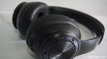 Pada bagian kanan ada tombol kontrol terdiri dari: power, next, previous, dan M untuk mode gaming yang diklaim meminimalisir latency. Di bagian bawahnya ada konektor type-c untuk isi daya dan audio jack 3,5 mm kalau lupa isi ulang baterainya, bisa pakai kabel audio jack (dual connection wireless dan audio jack). Foto: Rachmatunnisa