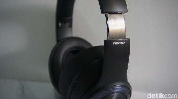 Proses syncing dengan laptop atau gadget mudah. Baterainya awet dengan kapasitas 6.000 mAh. Fantech WH01 headset wireless gaming ditawarkan seharga Rp 449 ribu. Foto: Rachmatunnisa