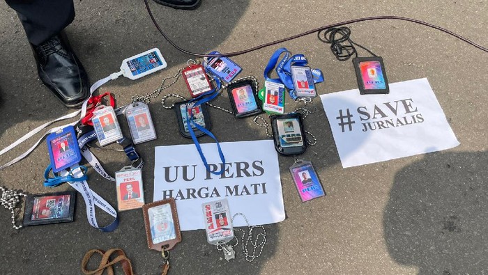 Foto-foto Aksi Stop Kriminalisasi Pers Sejumlah wartawan media massa melakukan aksi unjuk rasa di depan Gedung Mabes Polri, Jumat (5/11/2021).