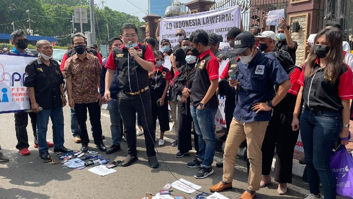 Sejumlah wartawan media massa melakukan aksi unjuk rasa di depan Gedung Mabes Polri, Jumat (5/11/2021).
