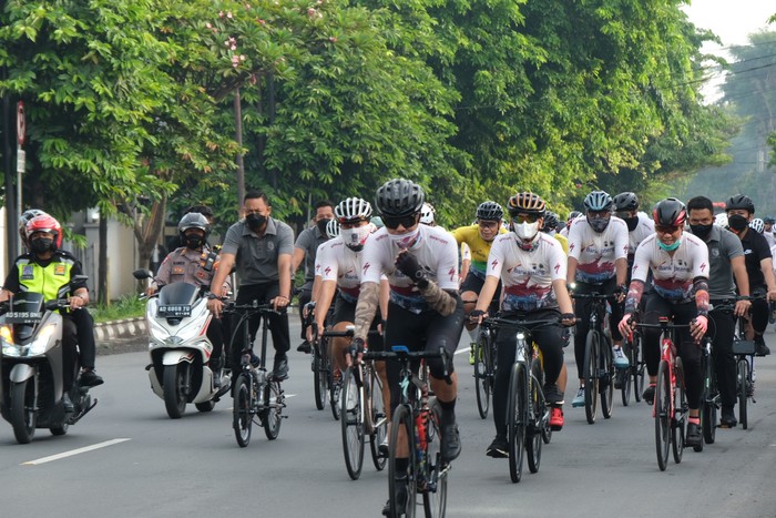 Ganjar-Gibran Pimpin Sepedaan 120 Km