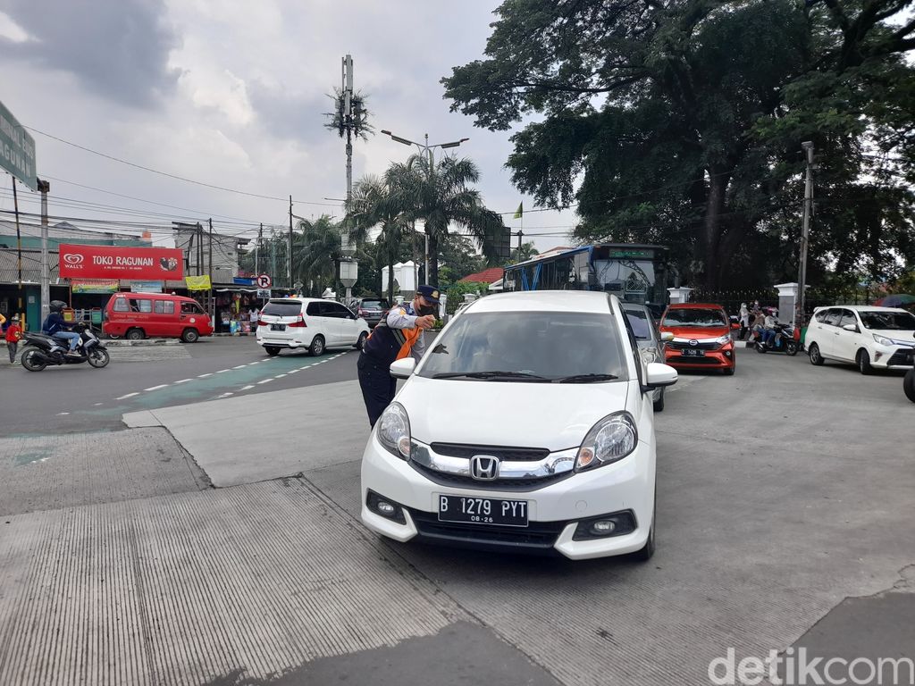 Ganjil genap di Ragunan, Jakarta Selatan, 6 November 2021, pagi. (Marteen Ronaldo/detikcom)