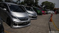Bahkan mobil klasik yang tidak dipasarkan di Indonesia juga turut hadir.