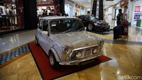 Pameran mobil ini menarik perhatian pengunjung mal.